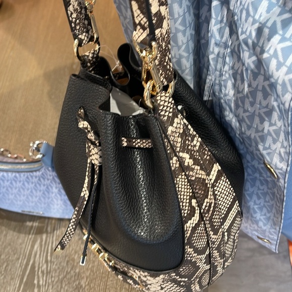 MICHAEL KORS
Reed Md Pebbled Leather Belted Bucket Messenger Satchel Crossbody - Picture 3 of 16